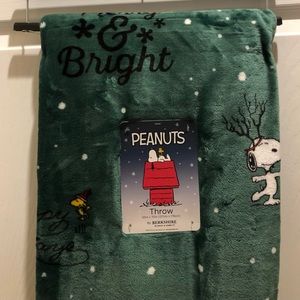 Merry & Bright Peanuts Snoopy Green Berkshire Throw